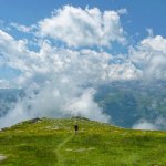 Il costone con il sentiero di discesa e le nuvole che nascondono il Monviso